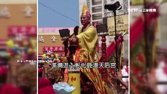 濟公乩童踩信眾背　網批：譁眾取寵