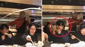 不少民眾吃海底撈都會觀看師傅在桌邊的拉麵、甩麵表演，但有一名師傅在表演時卻發生失誤，甩到一名客人的眼睛，麵條瞬間變「眼罩」，遮住客人的眼睛。不少網友看到後，紛紛笑虧「這是命運的紅線！」（圖／翻攝自YouTube《微博每日熱門搬運》）