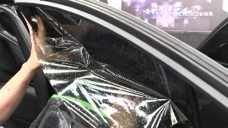 抗驕陽高溫！汽車隔熱貼、草帽熱賣