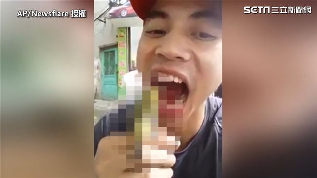 還在用牙刷刷牙？他用寵物刷牙