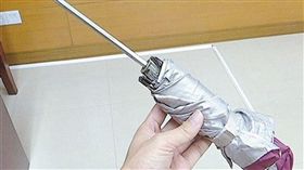 廣西南寧一名小六男學生持摺疊傘／雨傘，打爆女老師頭部。（圖／翻攝自南寧日報）