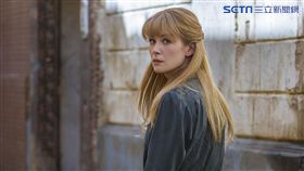 羅莎蒙派克完美演繹80年代獨立性格的中情局女探員。（圖／華映提供）