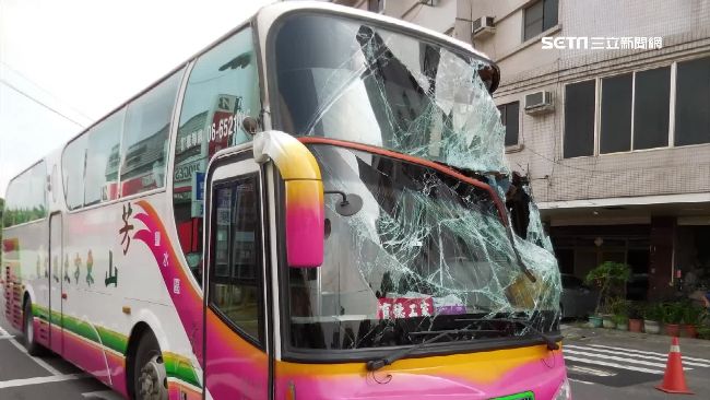 吊車懸臂成血滴子　遊覽車衰遭甩破洞