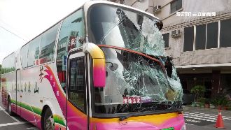 吊車懸臂成血滴子　遊覽車衰遭甩破洞