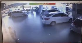  又出「撞」況？TOYOTA業務移車誤踩油門　衝破展示間（圖／翻攝自PTT 業績,台中市,TOYOTA,豐田汽車,展示中心,業務員,展示車,油門當剎車,PTT,保時捷,龍富路,三寶,撞擊測試,a柱
