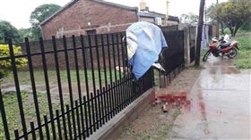  醋男射殺情敵不成　反而「誤扣板機」掛死欄上（圖／翻攝自推特 Alerta Provincia https://twitter.com/AlertaProvincia）