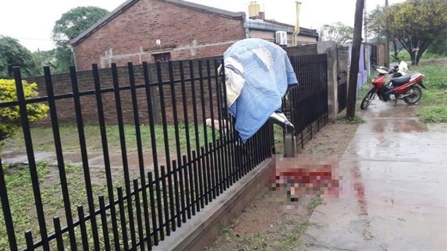 醋男殺情敵不成　反誤扣扳機掛死欄上