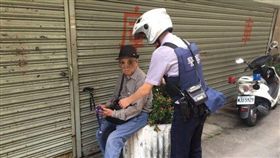 後港派出所警員許亦祺、林志誠巡羅時，發現79歲洪翁呆坐承德路、百齡橋附近的路旁，喃喃自語說著要回家。翻攝畫面