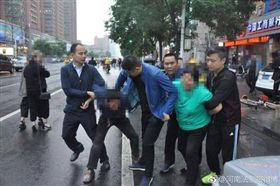 狠媽25萬賣女兒謊報失蹤　馬上購買彩妝品（圖／翻攝自大陸 新浪網）