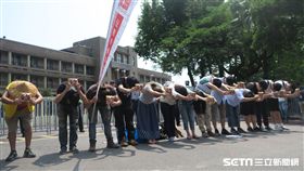 青年團體赴行政院召開「對不起！是我拉低平均薪資」記者會。（圖／記者盧素梅攝）