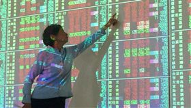 台股大漲逾百點（1）台北股市23日收盤上漲132.17點，為10794.55點，漲幅1.24%，成交金額新台幣1234.32億元，站上季線10746點。中央社記者董俊志攝  107年2月23日