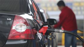 油價創3年多新高　汽柴油將大漲6角中油公司依浮動油價機制計算，16日凌晨零時起，國內各式汽柴油每公升將各調升0.6元，創下2014年12月以來新高。中央社記者徐肇昌攝　107年4月15日