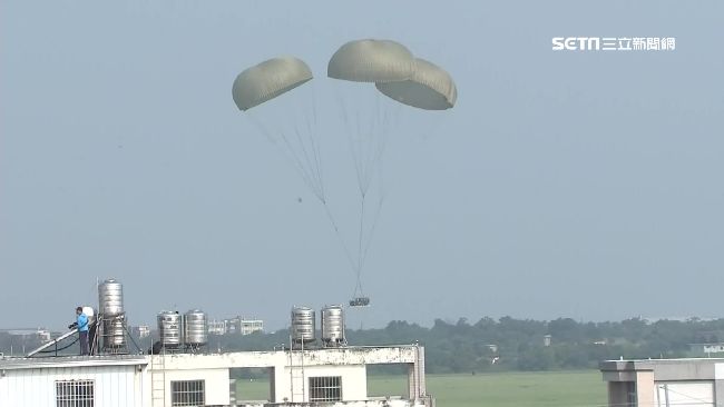 連3年空投悍馬車　空軍零失誤著陸