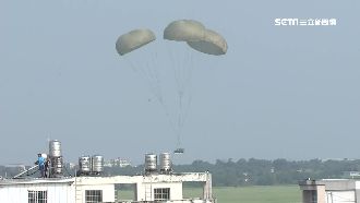 連3年空投悍馬車　空軍零失誤著陸