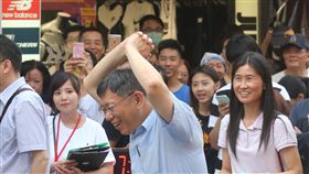 街頭籃球對抗賽　柯文哲射籃成功超開心台北市長柯文哲（前中）19日下午在公館商圈出席愛戀公館街頭籃球3對3對抗賽，小試身手投籃，投進後開心地手舞足蹈。中央社記者吳家昇攝　107年5月19日