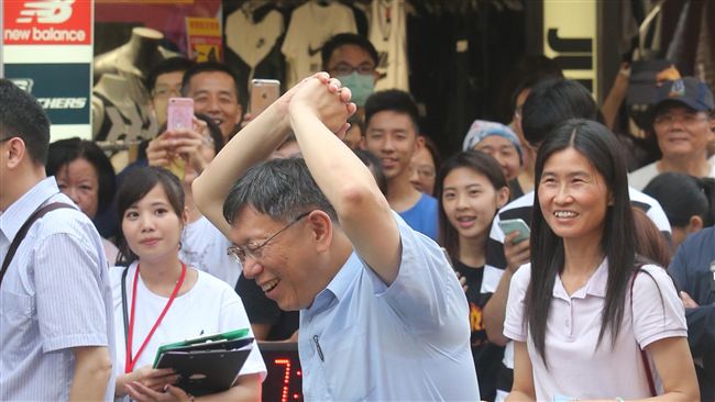讓佩琪不開心？柯P給記者一個眼神…