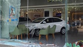 又出「撞」況？TOYOTA業務移車誤踩油門　衝破展示間（圖／翻攝自PTT
業績,台中市,TOYOTA,豐田汽車,展示中心,業務員,展示車,油門當剎車,PTT,保時捷,龍富路,三寶,撞擊測試,a柱