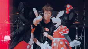 五月天阿信臉書嗆聲,香港迪士尼開唱,翻攝自臉書