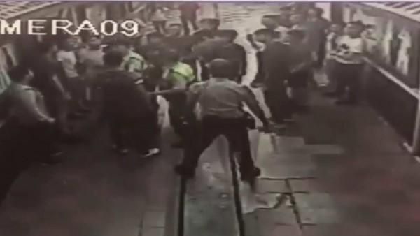 兩派人馬當街追砍　竟為了「辣男人」