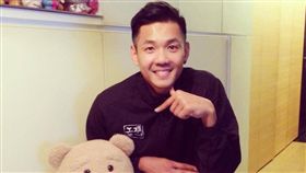 ▲黑人因為沒有跟計程車司機索取賠償費用的舉動，被網友讚爆。（圖／翻攝自臉書）