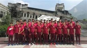 ▲懷特（前排左5）擔任中國U19男足短期顧問，在球隊備戰熊貓盃前參訪行程參與合影。（圖／取自中國足球協會官方網站）