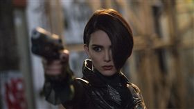 巨石強森、昆凌、摩天大樓。(圖/環球影業提供)