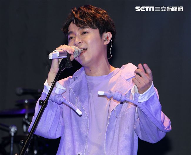 青峰最新單曲「你要出來了嗎」終於要出場，並為「春浪」彩排。（記者邱榮吉/攝影）