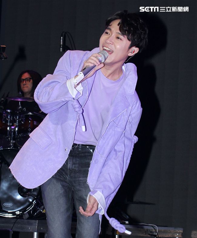 青峰最新單曲「你要出來了嗎」終於要出場，並為「春浪」彩排。（記者邱榮吉/攝影）