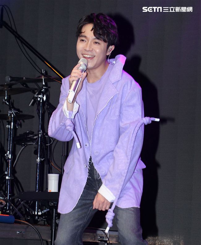 青峰最新單曲「你要出來了嗎」終於要出場，並為「春浪」彩排。（記者邱榮吉/攝影）