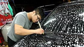 泰雅族22歲青年江孝仁,新北職訓局汽車美容（圖／新北職訓局提供）