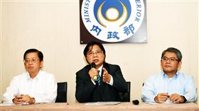 葉俊榮：盼新警政人事充分整備面對治安挑戰基於現階段治安工作推動需要，內政部長葉俊榮（中）19日晚間與次長花敬群（右）、邱昌嶽（左）召開臨時記者會，發布警界高層人事異動訊息，也期待透過這次人事布局，充分整備，面對當前治安挑戰。中央社記者施宗暉攝　106年9月19日