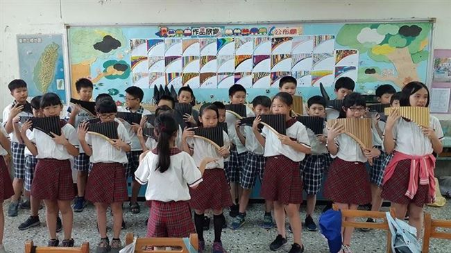 吸管成「排笛」！學童吹奏感動獨老