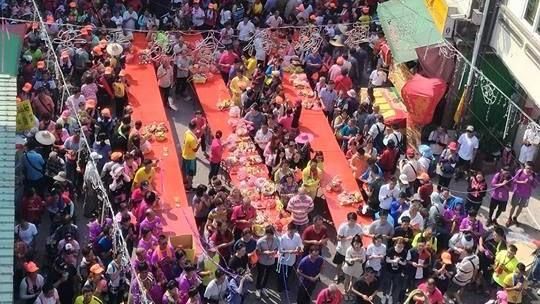 咱ㄟ媽祖回來囉！白沙屯媽回鑾　萬人重現「吃飯擔」呷平安