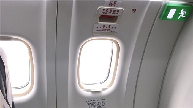 搭飛機好奇開逃生窗　乘客遭罰1萬元