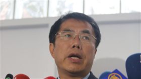 初選勝陳亭妃　黃偉哲：我嚇出一身汗民進黨台南市長初選民調結果出爐，民進黨立委黃偉哲（圖）贏過立委陳亭妃。對此，黃偉哲8日受訪表示，沒想到會有這麼大的差距，「你看我，都嚇出一身汗了。」中央社記者徐肇昌攝　107年3月8日