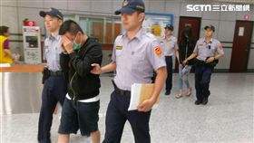 警方佯裝買家與凌男交易，並一併逮捕幫忙數錢的辜女，當場查獲毒咖啡包500包，訊後依毒品罪送辦（翻攝畫面）