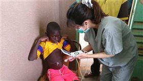 王馨儀遠赴西非布國行醫台大醫院雲林分院醫師王馨儀，被公認是台灣最年輕也是唯一的女性駐外醫療團醫療長，出國一年遠赴西非布吉納法索行醫。圖為在布國行醫一景。（台大醫院雲林分院提供）中央社記者葉子綱傳真　107年3月23日