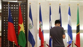 布吉納法索與中華民國斷交外交部長吳釗燮24日晚將召開國際記者會宣布，布吉納法索與中華民國斷交。圖為布吉納法索國旗（左2）仍放置在外交部內。中央社記者謝佳璋攝　107年5月24日