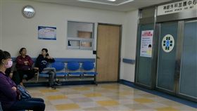 意外傘兵二次核磁檢查  病況穩定未惡化陸軍航特部上兵秦良丰17日在台中清泉崗基地高空跳傘卻墜落地面，經醫療團隊連日救治，童綜合醫院21日表示，患者經二次核磁共振檢查，腦部與脊髓損傷未惡化，目前在加護病房使用呼吸器輔助，病情穩定進步中。（童綜合醫院提供）中央社記者蘇木春傳真　107年5月21日