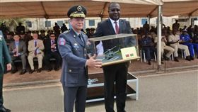 去年才援贈兩架直升機，布吉納法索宣布與我斷交。（圖／取自布吉納法索駐台使館臉書）
