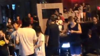 群情激憤　民眾砸爛受虐女童姨丈家