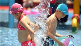 各地晴朗炎熱　台北高溫37.4度中央氣象局觀測，18日各地天氣晴朗炎熱，中午12時31分，大台北地區出現攝氏37.4度，提醒民眾注意防曬、多補充水分並預防中暑。中央社記者孫仲達攝　107年5月18日