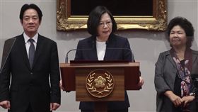 蔡總統：中國蠻橫作為　我們不會再忍讓中華民國24日正式與布吉納法索斷交，總統蔡英文（中）晚間在總統府召開記者會表示，這一連串外交打壓，充分顯露出中國不安與缺乏自信；中國蠻橫作為，已經挑戰台灣社會的底線，「我們不會再忍讓」。右為總統府秘書長陳菊，左為行政院長賴清德。中央社記者吳翊寧攝　107年5月24日