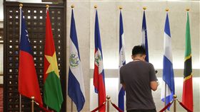 布吉納法索與中華民國斷交外交部長吳釗燮24日晚將召開國際記者會宣布，布吉納法索與中華民國斷交。圖為布吉納法索國旗（左2）仍放置在外交部內。中央社記者謝佳璋攝　107年5月24日
