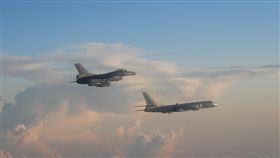 2架中共轟6型飛越巴士海峽　國防部掌握中（圖／國防部提供）