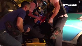 百公斤保全撞路燈　醫護、記者一起抬