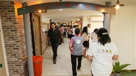 松山老人服務暨日間照顧中心（1）位在松山健康公宅的松山老人服務暨日間照顧中心與健康托嬰中心24日舉辦聯合開幕典禮，日間照顧中心2樓打造松大門夜市，讓長者使用。中央社記者張新偉攝  107年5月24日