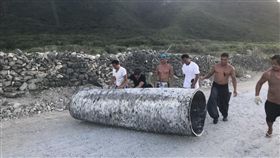 被指拒收垃圾　蘭嶼公所澄清因未分類（2）香港造龍舟手「阿康」和蘭嶼青年「阿文」發起港台攜手蘭嶼淨灘，事後發生蘭嶼鄉清潔車一度拒收垃圾。蘭嶼鄉長夏曼‧迦拉牧澄清，海漂垃圾未做分類，蘭嶼清潔隊只有4個人，會造成清潔隊很大困擾，希望大家配合分類。（朱磊提供）中央社記者盧太城台東傳真　107年5月24日