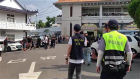 彰化,女童,肛裂,昏迷,姨丈,殯儀館,黑衣人（圖／翻攝畫面）