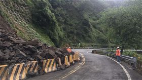 阿里山公路落石　5日清晨搶通單線通車阿里山公路十字段4日下午因山區降雨，造成邊坡坍方，落石不斷，公路養護單位基於用路人安全考量，深夜封閉道路，5日清晨搶通，恢復單線通車。（公路總局第五區養護工程處提供）中央社記者江俊亮傳真　107年5月5日